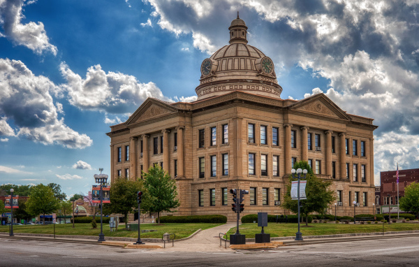 Большой красивый дом в центре города, США
