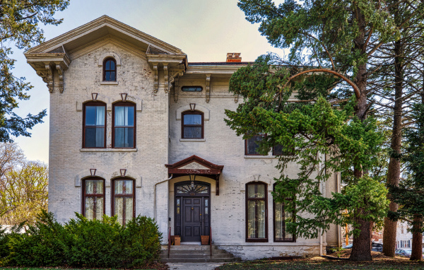 Большой двухэтажный дом в городе, США
