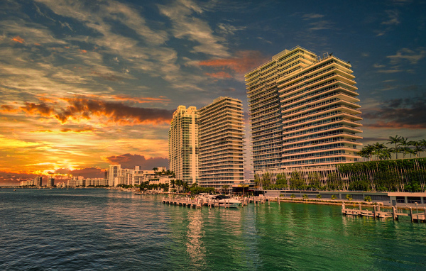 Небоскребы Майами в лучах заката, США