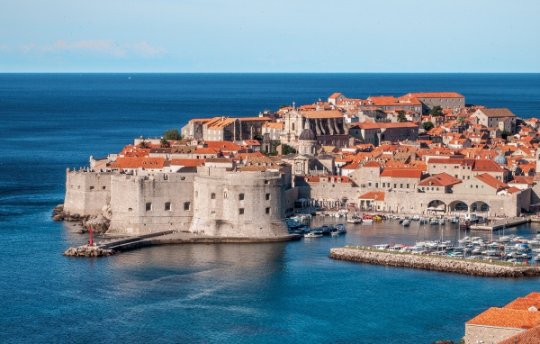 Старый город Дубровник на берегу моря, Хорватия