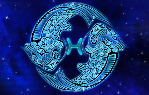 Красивый знак зодиака рыбы на синем фоне