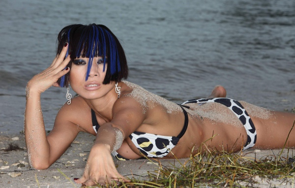 Актриса Бай Лин на пляже