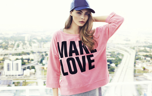 Актриса Кара Делевинь в кепке