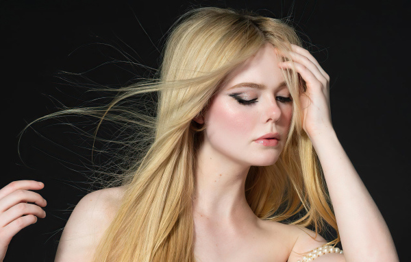 Актриса  Эль Фэннинг на черном фоне