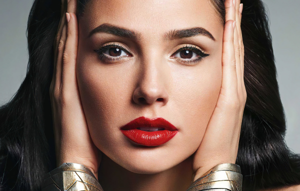 Актриса Галь Гадот крупным планом на сером фоне