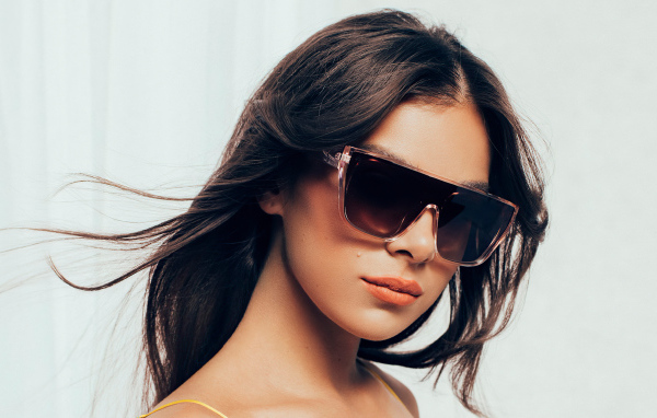 Актриса Хейли Стейнфилд в черных очках