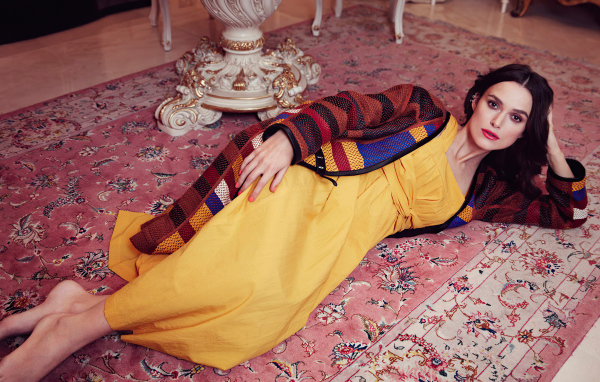 Актриса Кира Найтли лежит на полу