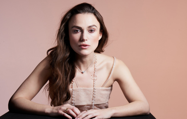 Актриса Кира Найтли на розовом фоне