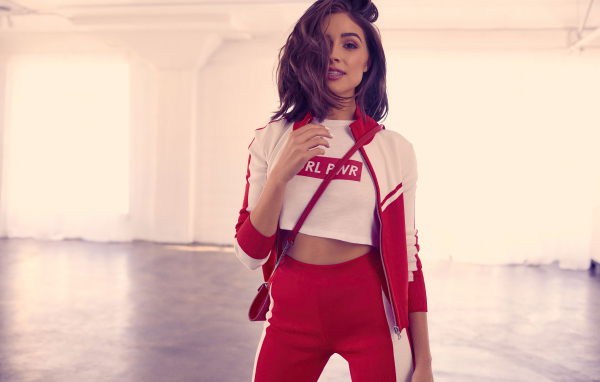 Актриса Оливия Калпо в красном костюме