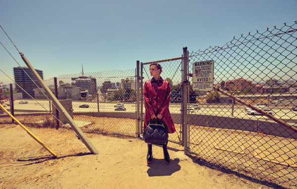 Актриса Оливия Холт в красном пальто