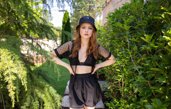 Актриса Сэди Синк в черном костюме