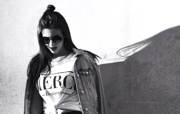 Актриса  Виктория Джастис в очках у стены