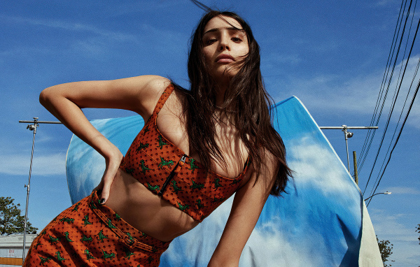 Актриса Цион Морено на фоне неба