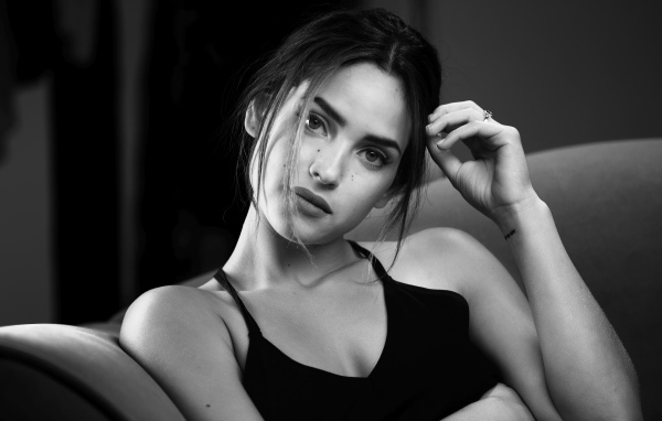 Американская актриса Адриа Архона черно -белое фото