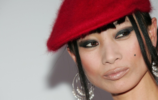 Американская актриса Бай Лин в красной кепке