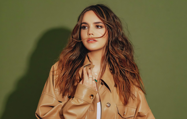 Американская актриса Бэйли Мэдисон в куртке