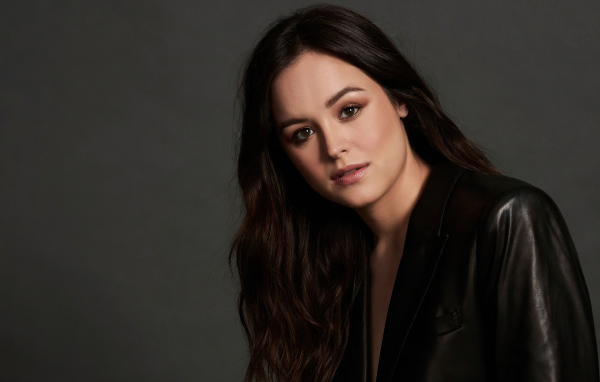 Американская актриса Хейли Оррантия в черной куртке