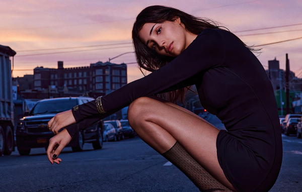 Американская актриса Цион Морено в черном платье