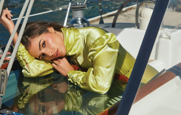 Американская актриса и модель Оливия Калпо на катере