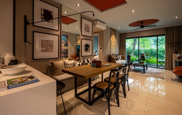 Дубовый стол стоит в просторной гостиной 