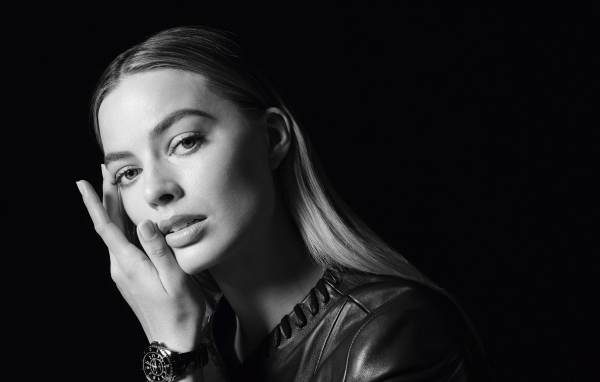 Австралийская актриса Марго Робби на черном фоне