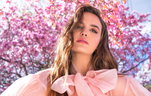 Красивая  актриса Бэйли Мэдисон в розовом