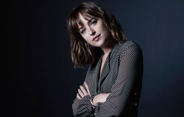 Красивая актриса Дакота Джонсон в полосатой рубашке