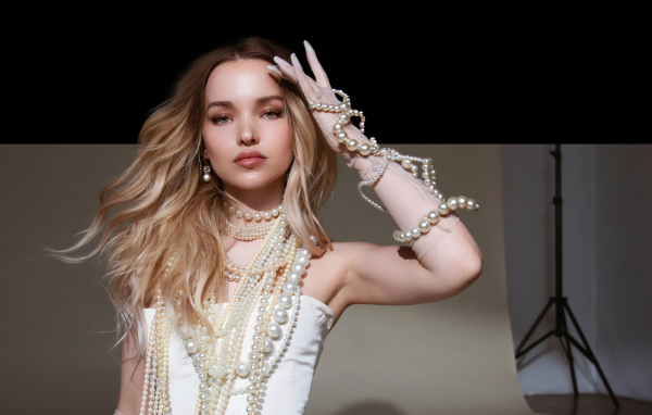 Красивая блондинка, актриса Дав Камерон в украшениях