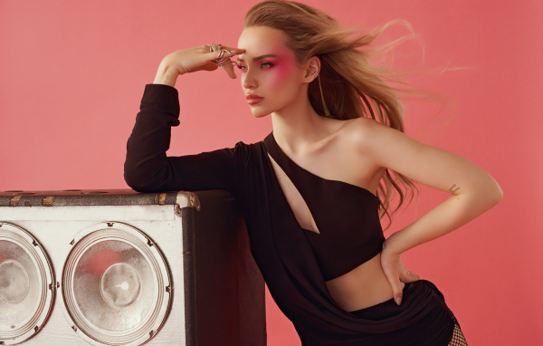 Красивая блондинка актриса Дав Кэмерон на розовом фоне