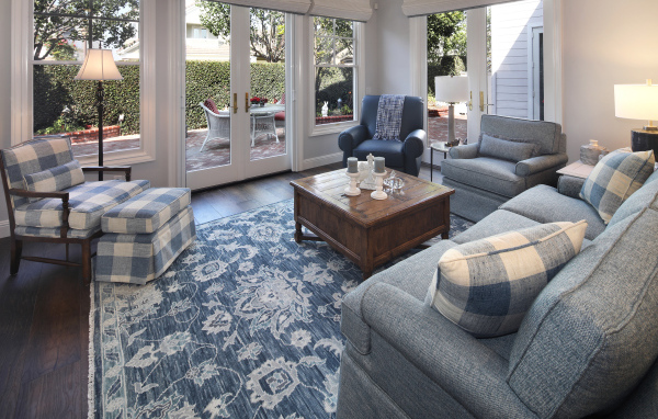 Красивая мебель в гостиной комнате в доме