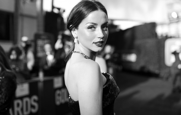 Красивая девушка, актриса Ана де Армас в черном платье