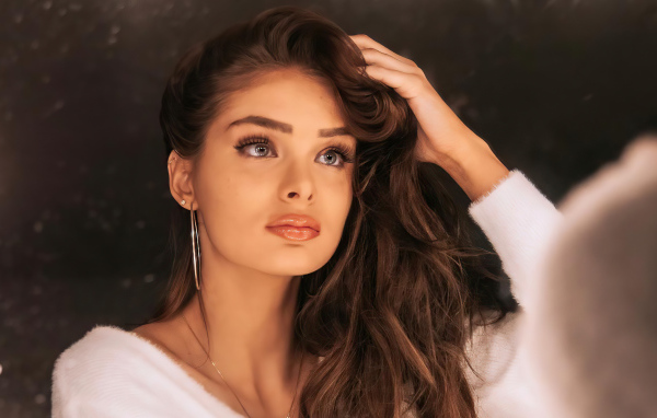 Красивая девушка актриса Брайтон Шарбино