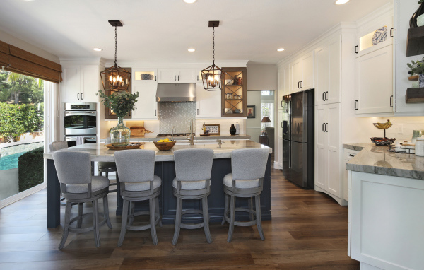 Красивая кухня с белой мебелью у окна