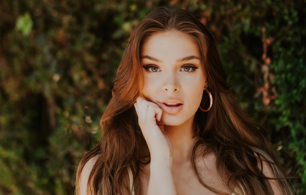 Красивая длинноволосая девушка актриса Брайтон Шарбино