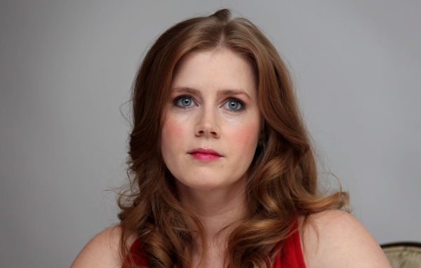 Красивая рыжеволосая Эми Адамс