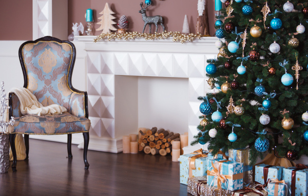 Красивая комната с новогодней елью с камином 