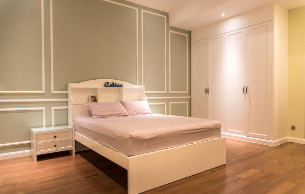 Спальня с кроватью в стиле минимализм
