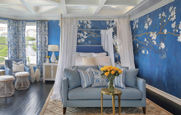 Спальня с белой кроватью с рисунком на стенах 