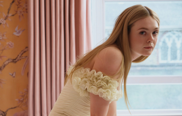 Блондинка Эль Фэннинг на фоне окна