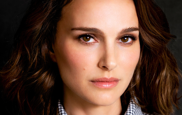 Кареглазая девушка актриса Натали Портман крупным планом