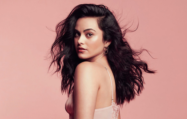 Брюнетка Камила Мендес на розовом фоне