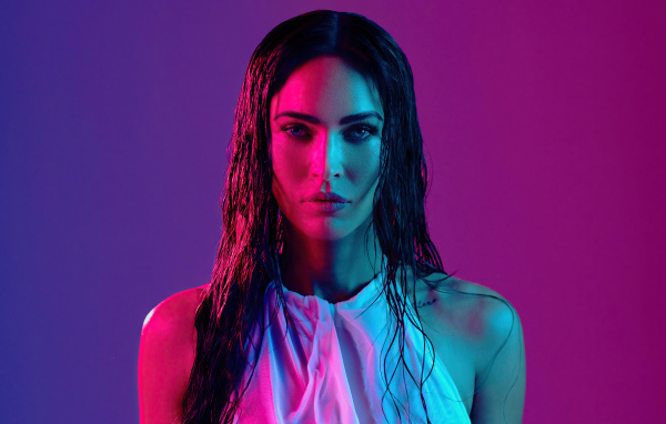 Жгучая брюнетка, актриса Меган Фокс на розовом фоне