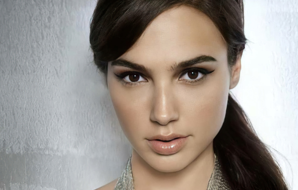 Лицо актрисы Галь Гадот крупным планом