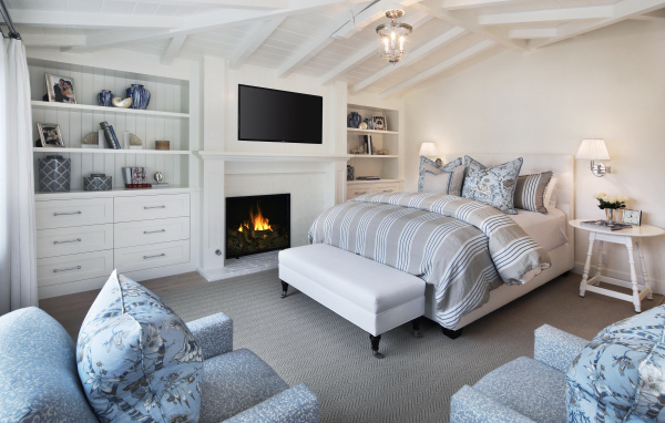 Уютная спальня с мебелью и камином