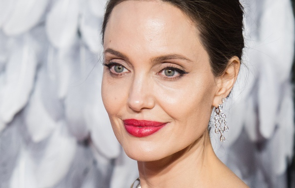 Лицо актрисы Анджелина Джоли крупным планом