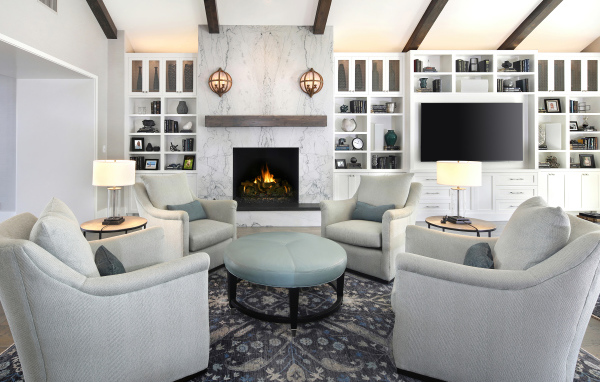 Четыре кресла стоят в гостиной комнате 