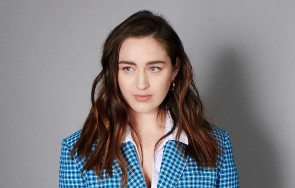 Девушка в костюме, актриса Даниэль Галлиган