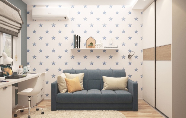 Серый диван с подушками в комнате 