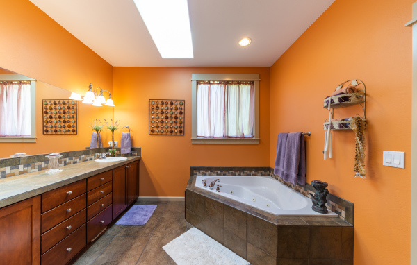Большая ванная комната с оранжевыми стенами 