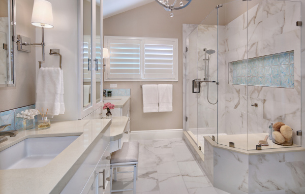 Большая ванная комната с душевой кабиной 